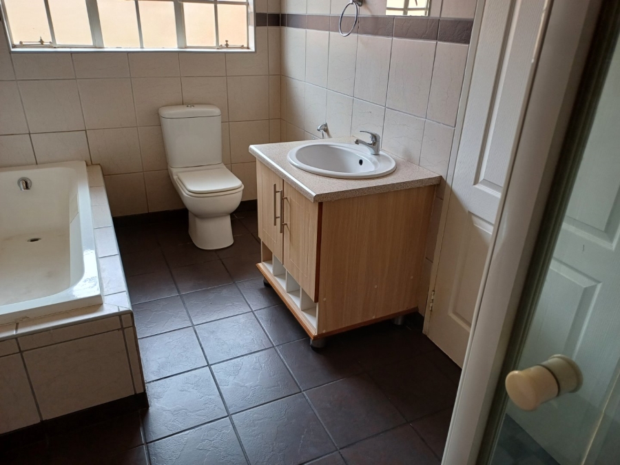 To Let 3 Bedroom Property for Rent in Naudeville Free State